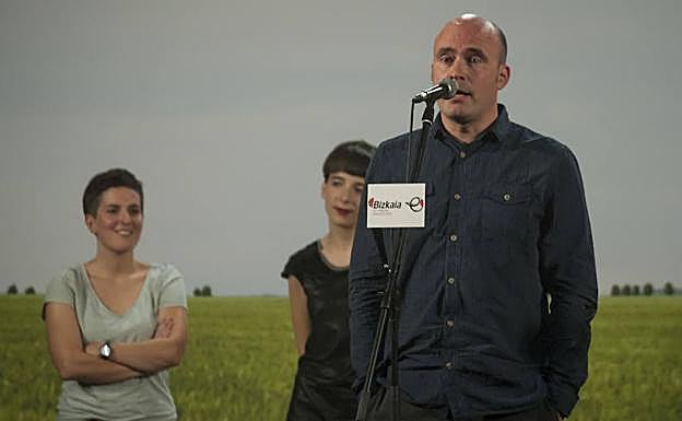 Aitor Mendiluze, agurrean. 