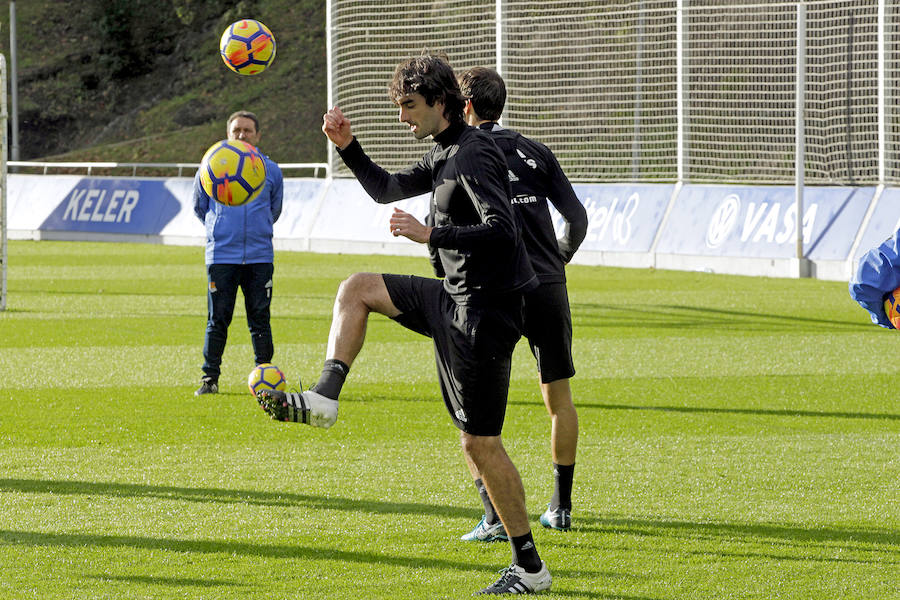 Tras dos días y medio de descanso, la Real Sociedad ha retomado en Zubieta los entrenamientos con una liviana sesión de apenas una hora de duración en la que han faltado los siete jugadores realistas concentrados con sus respectivas selecciones. Por el contrario, también se han ejercitado con el primer equipo los jugadores del Sanse Gorosabel y Gorostidi.