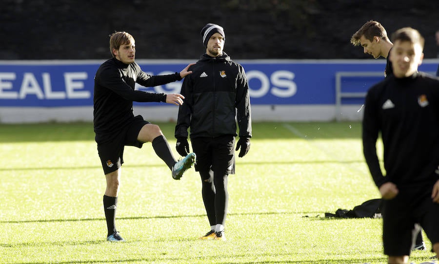 Tras dos días y medio de descanso, la Real Sociedad ha retomado en Zubieta los entrenamientos con una liviana sesión de apenas una hora de duración en la que han faltado los siete jugadores realistas concentrados con sus respectivas selecciones. Por el contrario, también se han ejercitado con el primer equipo los jugadores del Sanse Gorosabel y Gorostidi.