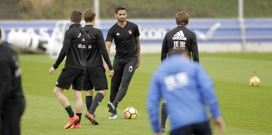 Tras dos días y medio de descanso, la Real Sociedad ha retomado en Zubieta los entrenamientos con una liviana sesión de apenas una hora de duración en la que han faltado los siete jugadores realistas concentrados con sus respectivas selecciones. Por el contrario, también se han ejercitado con el primer equipo los jugadores del Sanse Gorosabel y Gorostidi.
