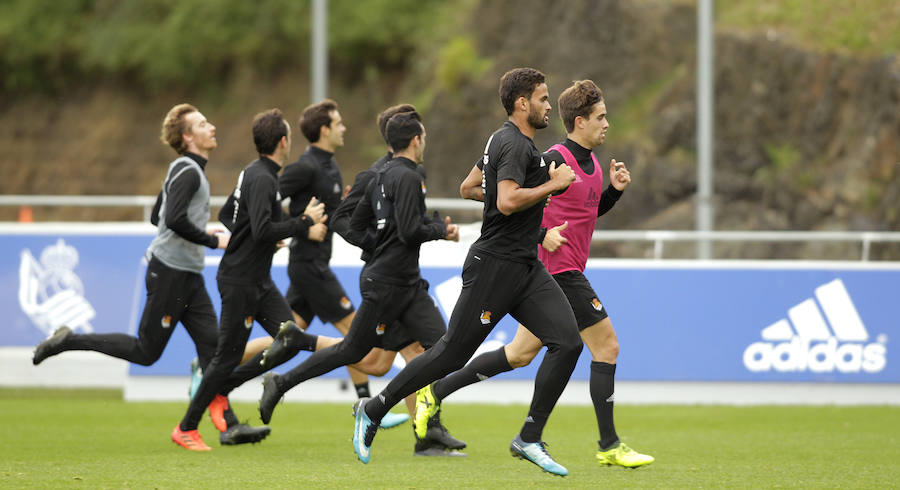 Tras dos días y medio de descanso, la Real Sociedad ha retomado en Zubieta los entrenamientos con una liviana sesión de apenas una hora de duración en la que han faltado los siete jugadores realistas concentrados con sus respectivas selecciones. Por el contrario, también se han ejercitado con el primer equipo los jugadores del Sanse Gorosabel y Gorostidi.