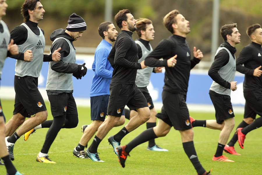 Tras dos días y medio de descanso, la Real Sociedad ha retomado en Zubieta los entrenamientos con una liviana sesión de apenas una hora de duración en la que han faltado los siete jugadores realistas concentrados con sus respectivas selecciones. Por el contrario, también se han ejercitado con el primer equipo los jugadores del Sanse Gorosabel y Gorostidi.