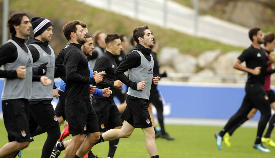 Tras dos días y medio de descanso, la Real Sociedad ha retomado en Zubieta los entrenamientos con una liviana sesión de apenas una hora de duración en la que han faltado los siete jugadores realistas concentrados con sus respectivas selecciones. Por el contrario, también se han ejercitado con el primer equipo los jugadores del Sanse Gorosabel y Gorostidi.