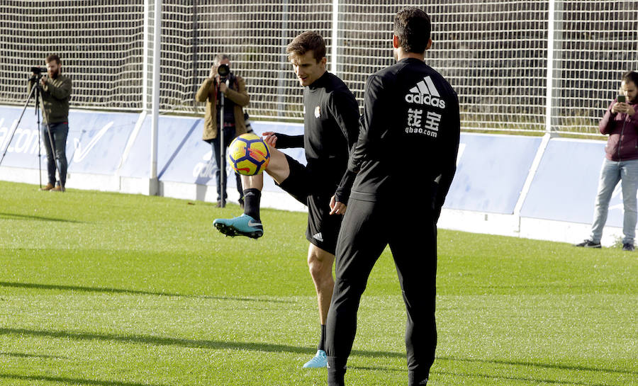 Tras dos días y medio de descanso, la Real Sociedad ha retomado en Zubieta los entrenamientos con una liviana sesión de apenas una hora de duración en la que han faltado los siete jugadores realistas concentrados con sus respectivas selecciones. Por el contrario, también se han ejercitado con el primer equipo los jugadores del Sanse Gorosabel y Gorostidi.