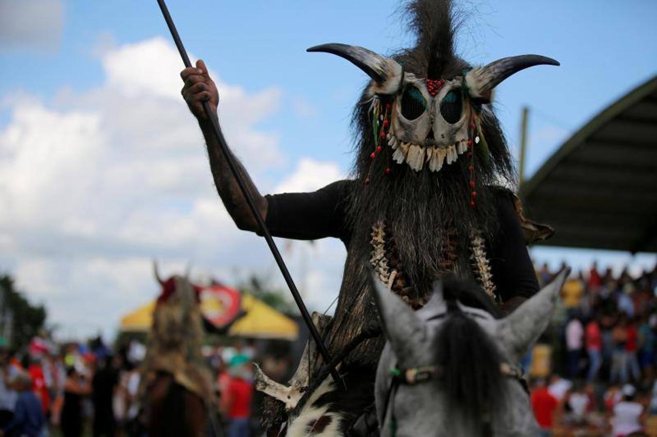 Varias personas participan en el festival folk de San Martín (Colombia).