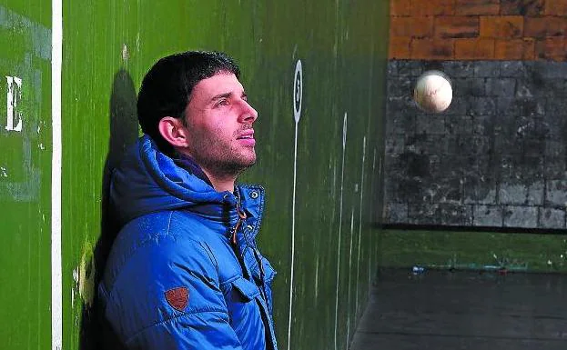 Jokin Altuna juega con una pelota en el frontón descubierto de Amezketa.