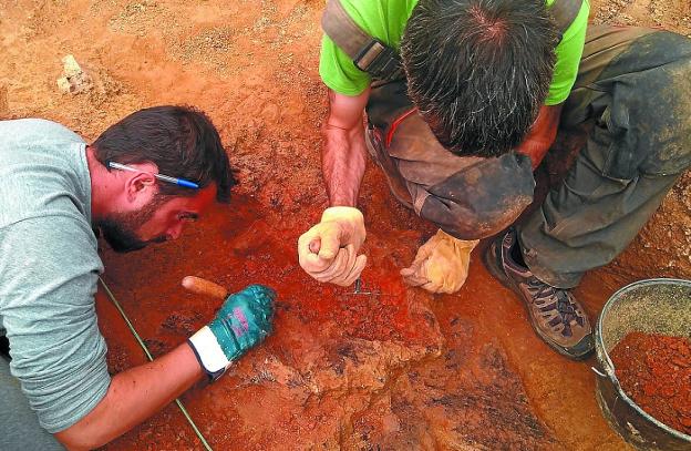 Dos miembros del equipo que trabaja en la excavación de Aizarna. 