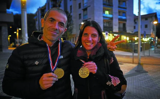 Juanjo Gibaja, guía, y Silvia Alba, invidente, felices con las medallas tras vivir una Behobia emocionante. 