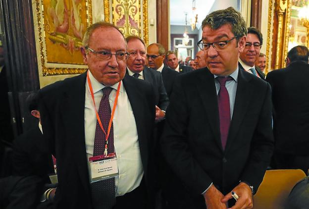Álvaro Nadal (dcha.) junto al presidente de la Cámara de Comercio, José Luis Bonet, ayer en Madrid. 
