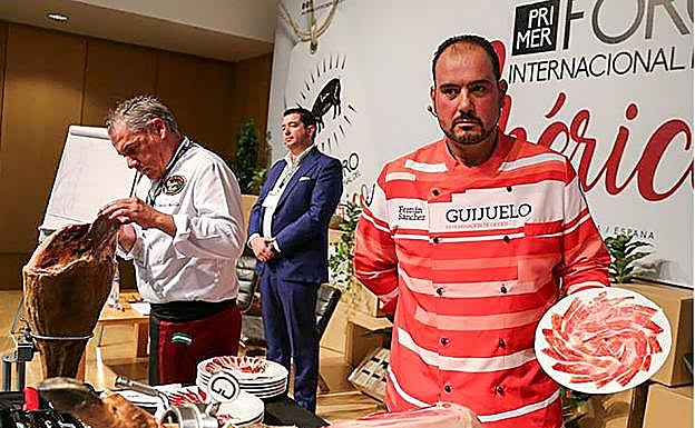 Cortadores de jamón, en el Foro Internacional del Cerdo Ibérico, en Salamanca.