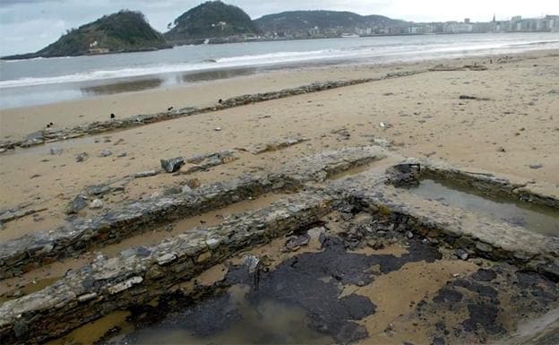 Manchas de petróleo en la playa de Ondarreta en invierno de 2002. 