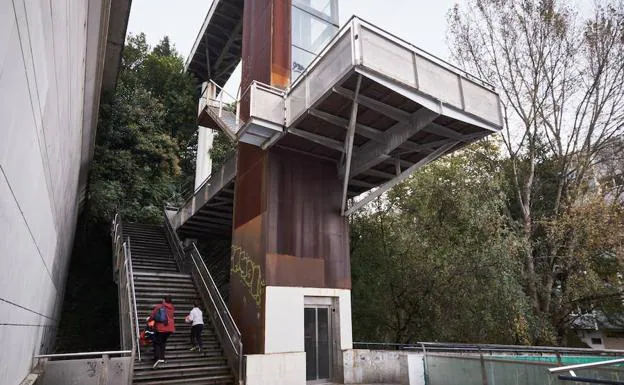 El ascensor de Egia lleva más de un mes estropeado. 