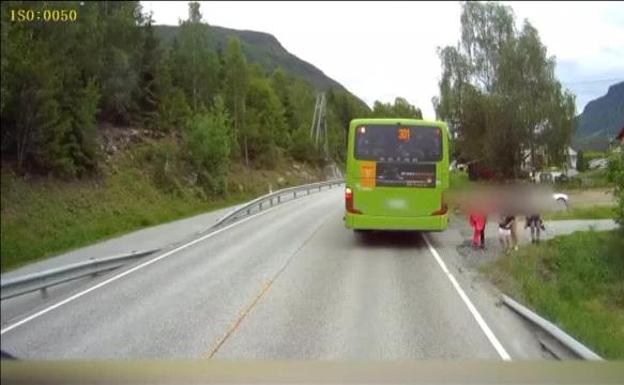 Los reflejos felinos de un camionero evitan la tragedia con un niño