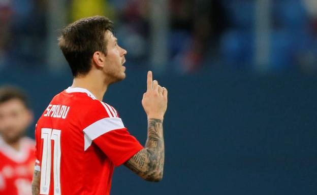 Smolov celebra uno de sus goles ante España.