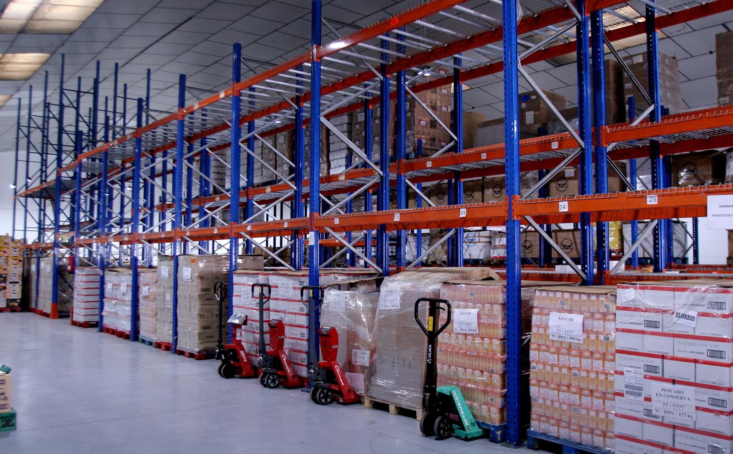 El almacen de Oiartzun luce a medio gas en vísperas de que se celebre la Gran Recogida de Alimentos