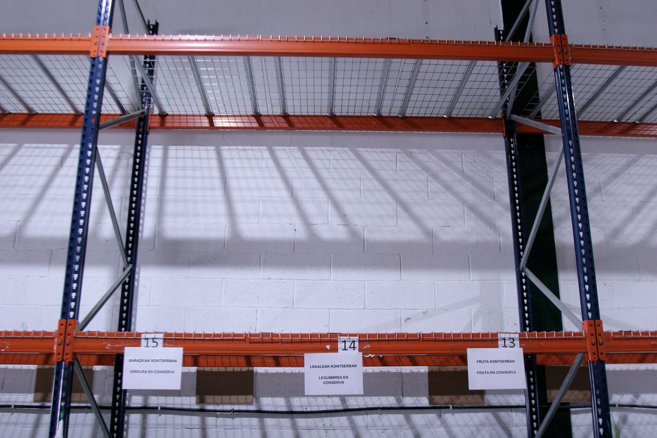 El almacen de Oiartzun luce a medio gas en vísperas de que se celebre la Gran Recogida de Alimentos