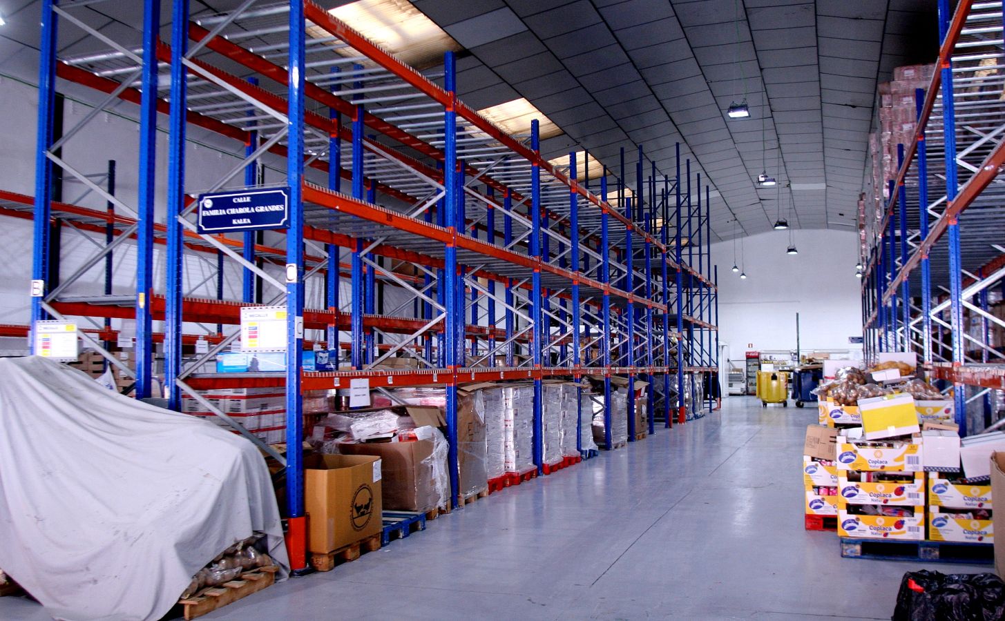 El almacen de Oiartzun luce a medio gas en vísperas de que se celebre la Gran Recogida de Alimentos