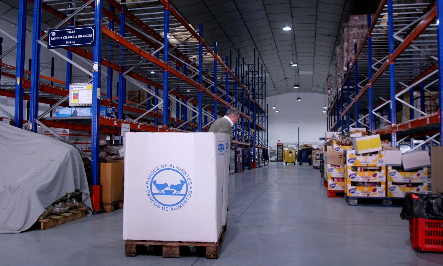 El almacen de Oiartzun luce a medio gas en vísperas de que se celebre la Gran Recogida de Alimentos