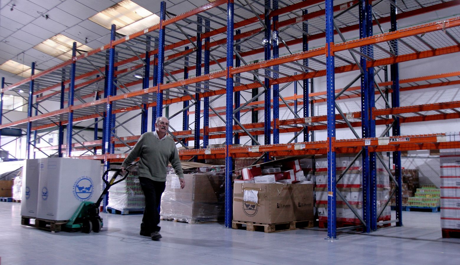 El almacen de Oiartzun luce a medio gas en vísperas de que se celebre la Gran Recogida de Alimentos