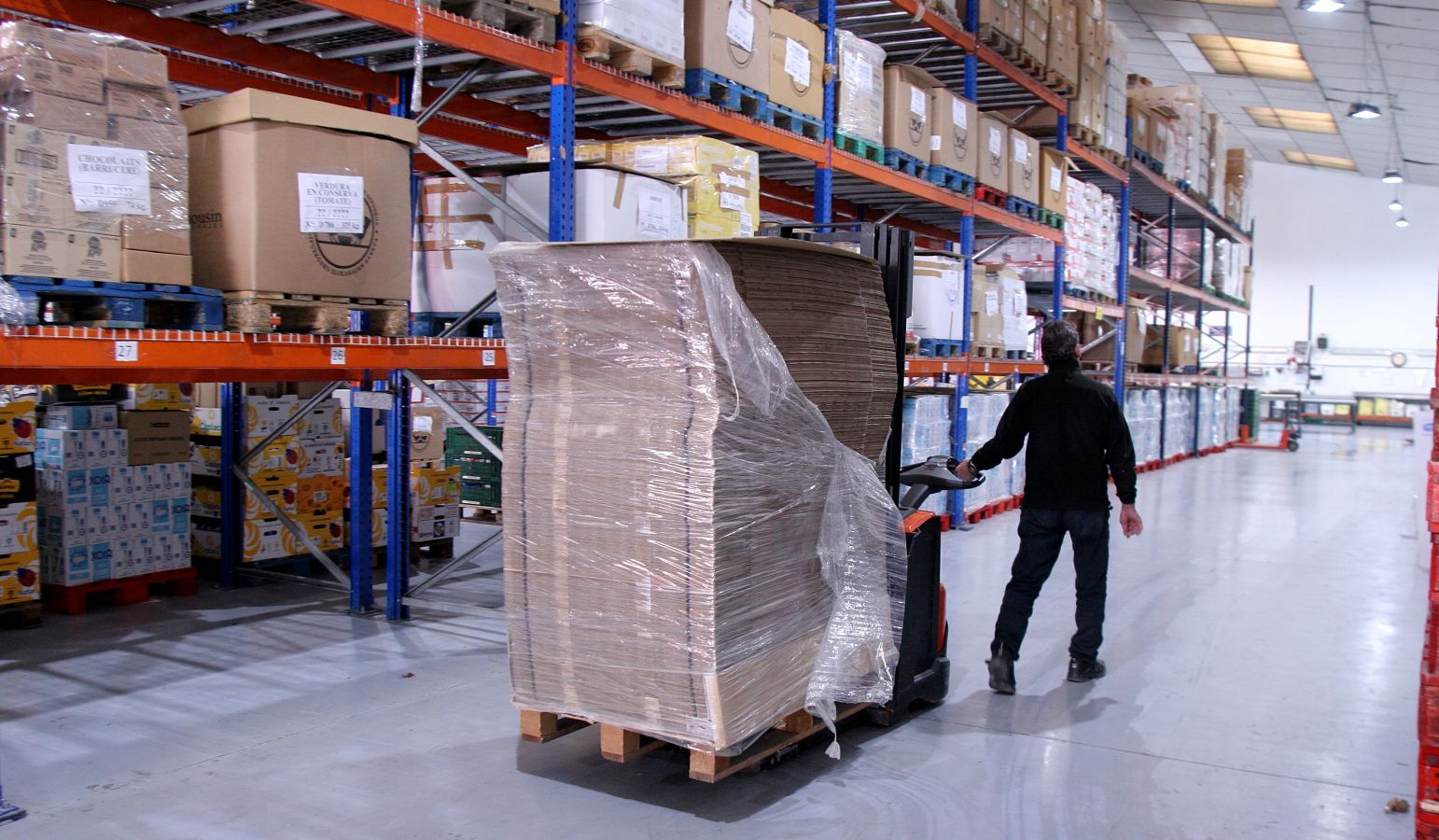 El almacen de Oiartzun luce a medio gas en vísperas de que se celebre la Gran Recogida de Alimentos