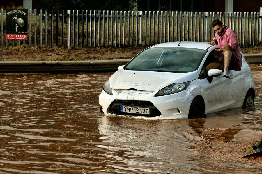 Al menos cuatro personas han muerto y otras tantas permanecen desaparecidas a causa de las lluvias torrenciales que han afectado este miércoles la parte occidental de Ática, la región capitalina de Grecia