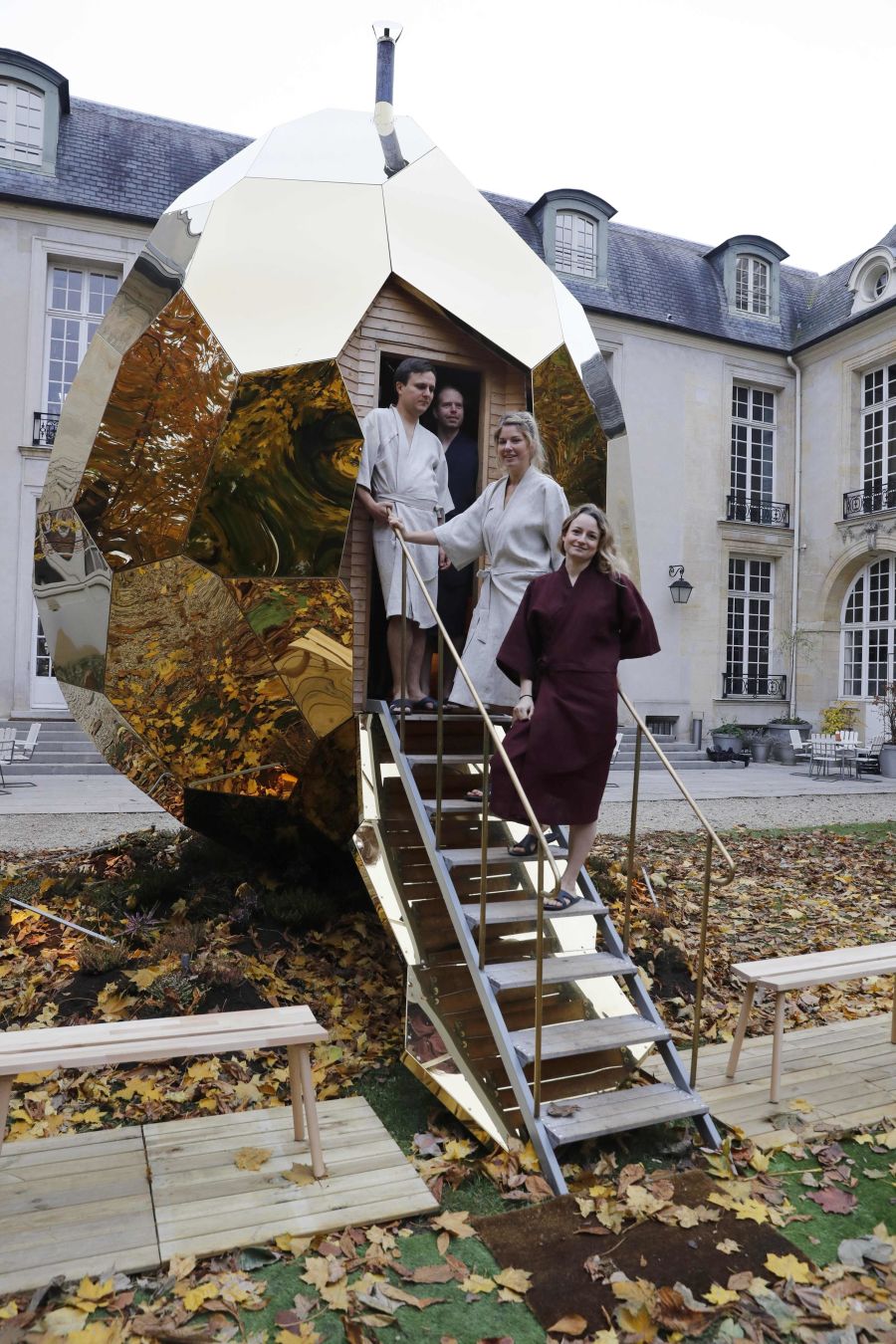 Una sauna en forma de huevo diseñada por los artistas Bigert y Bergström se puede disfrutar en el patio del instituto sueco en París. La exposición tiene como objetivo llamar la atención sobre el diseño, la arquitectura y la moda suecas en Francia