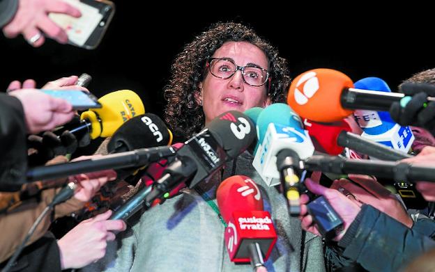 Marta Rovira (ERC) atiende a los medios ayer en Bruselas tras reunirse con Puigdemont. 