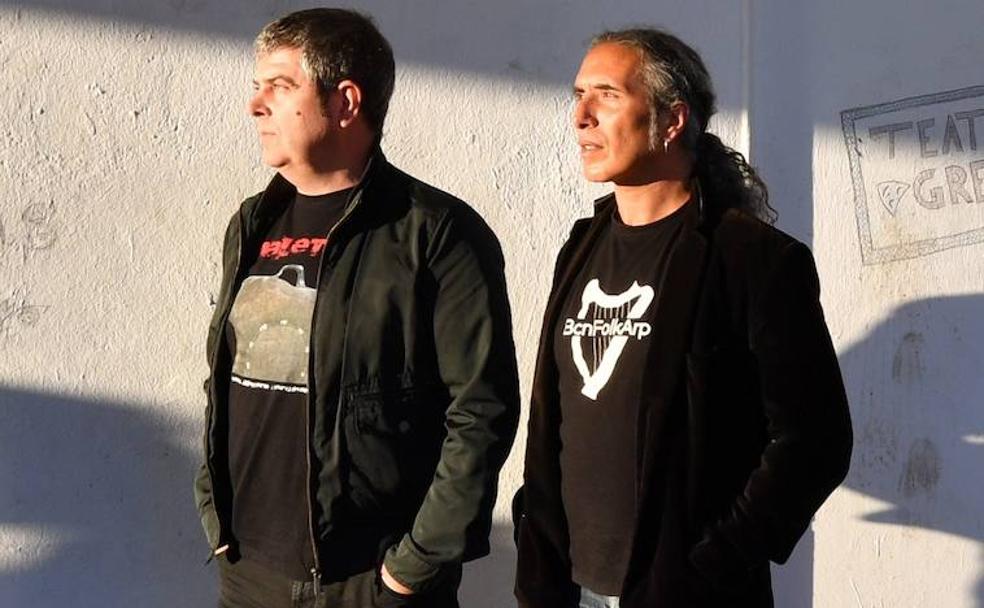 Kepa con camiseta de su disco ‘Maletak’, y Josep Maria con una que reza ‘BCN Folk Arp’.