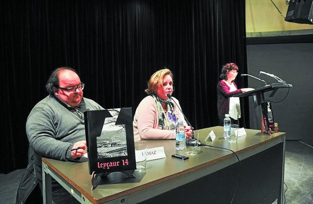 Los historiadores Iñigo Imaz y Elena Torregaray. Al fondo, Karmele Otaegi, archivera municipal.
