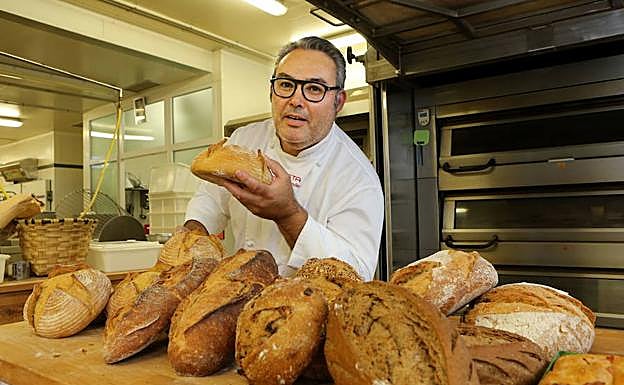 Roberto Fernández, en su obrador de Zalla. 