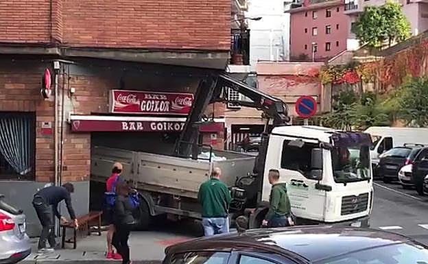 Un camión-grúa se empotra contra un bar en Basauri