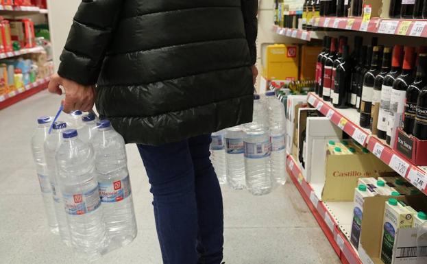 Un vecino de Usurbil compra agua embotellada en un supermercado.