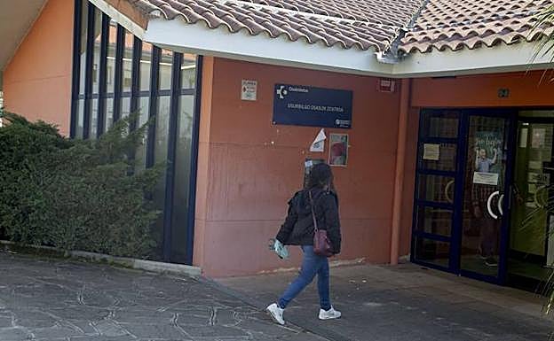 Una mujer se dispone a entrar en el ambulatorio de Usurbil. 