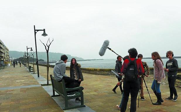 Alumnos que participan en la iniciativa 'Cine en el aula', durante el rodaje de una secuencia de su cortometraje en Hondarribia.