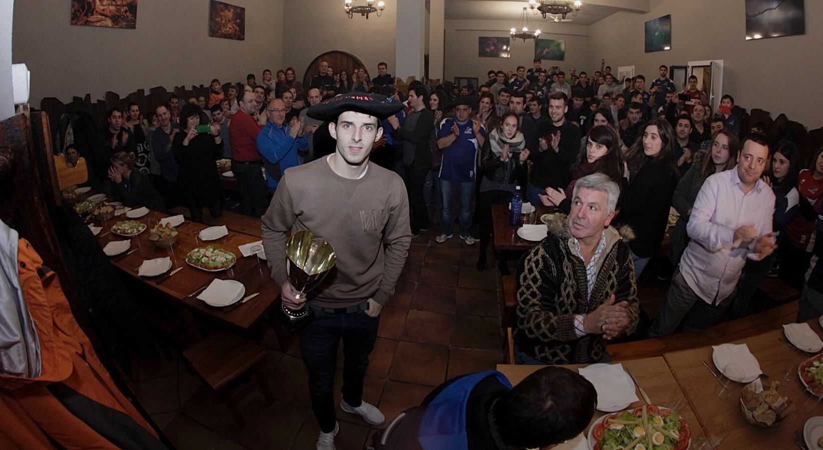 Jokin Altuna ha celebrado el campeonato del cuatro y medio logrado este domingo ante Urrutikoetxea con cerca de 200 amigos en la sidrería Salbide de su localidad natal, Amezketa