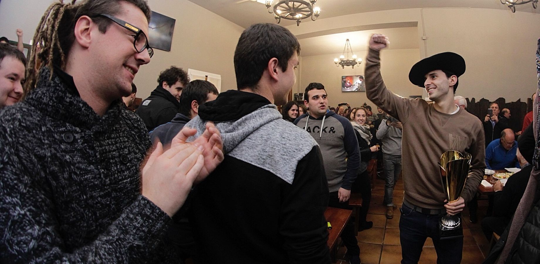 Jokin Altuna ha celebrado el campeonato del cuatro y medio logrado este domingo ante Urrutikoetxea con cerca de 200 amigos en la sidrería Salbide de su localidad natal, Amezketa