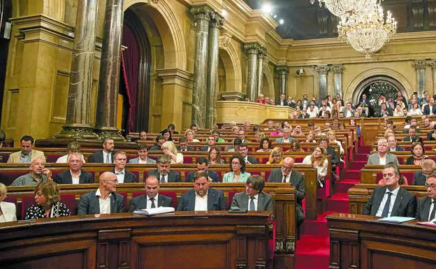 Una vista general de la sesión en el pleno del Parlament, en la que Junts pel Sí y la CUP incluyeron en el orden del día el debate y votación de la ley del Referéndum. 