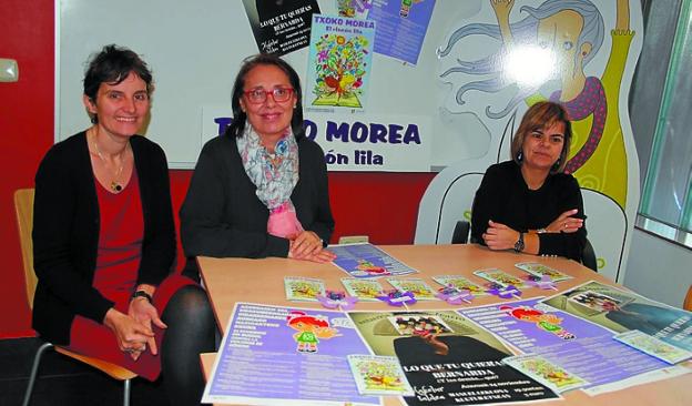 Presentación. Representantes municipales con los carteles.
