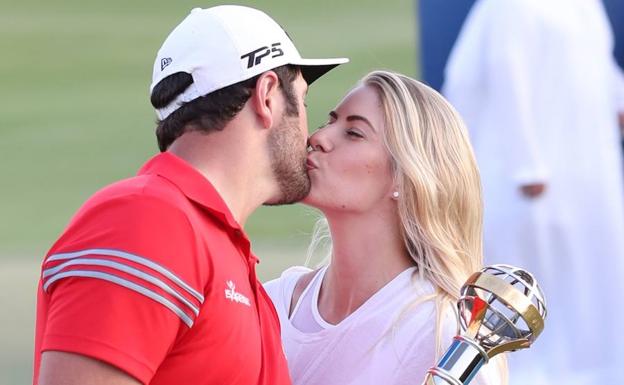 Jon Rahm besa a su novia, Kelley Cahill, tras recibir el trofeo de vencedor en el torneo de Dubái..