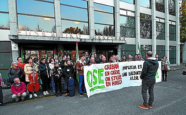 Concentración de los trabajadores de la OSE, el sábado en la sede de la Orquesta.