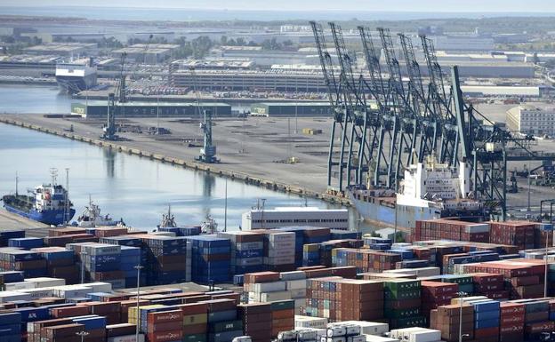 Contenedores de mercancía en un puerto.