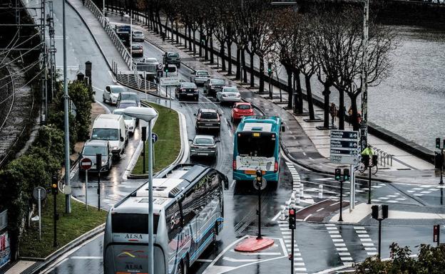 El año pasado el maratón de Donostia obligó a cerrar las estaciones de autobuses, un hecho que no se repetirá este año.
