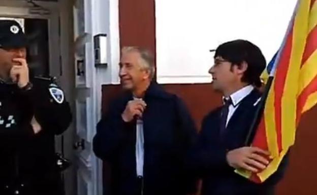 Momento en el que el falso Puigdemont 'se entrega' a la autoridad.