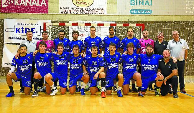 El Tolosa CF Eskubaloia estrenó equipación y le trajo suerte en el último partido de Usabal. 