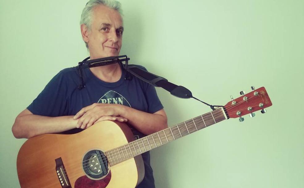 El cantante y poeta Javier Alcíbar presenta su segundo disco en solitario, 'Como si nunca hubiéramos venido'.