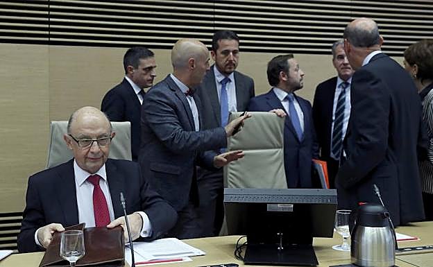 El ministro de Hacienda, Cristóbal Montoro, en la Comisión de Presupuestos del Congreso