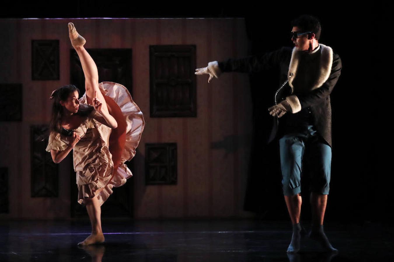 La obra de danza 'Alicia' se ha presentado este miércoles en Santiago, Chile. A sido Mathieu Guilhaumon, coreógrafo y director artístico del Ballet Nacional Chileno, quien ha ideado esta obra inspirada en el famoso cuento de Lewis Carroll, 'Alicia en el País de Maravillas'. 