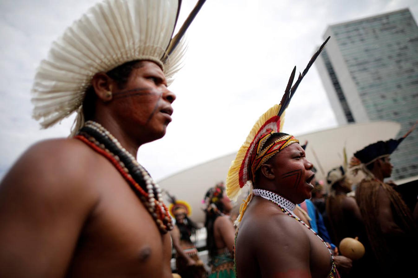 Indios brasileños protestan en favor de la demarcación de sus territorios este jueves en la Explanada de los Ministerios de la capital del país, Brasilia.