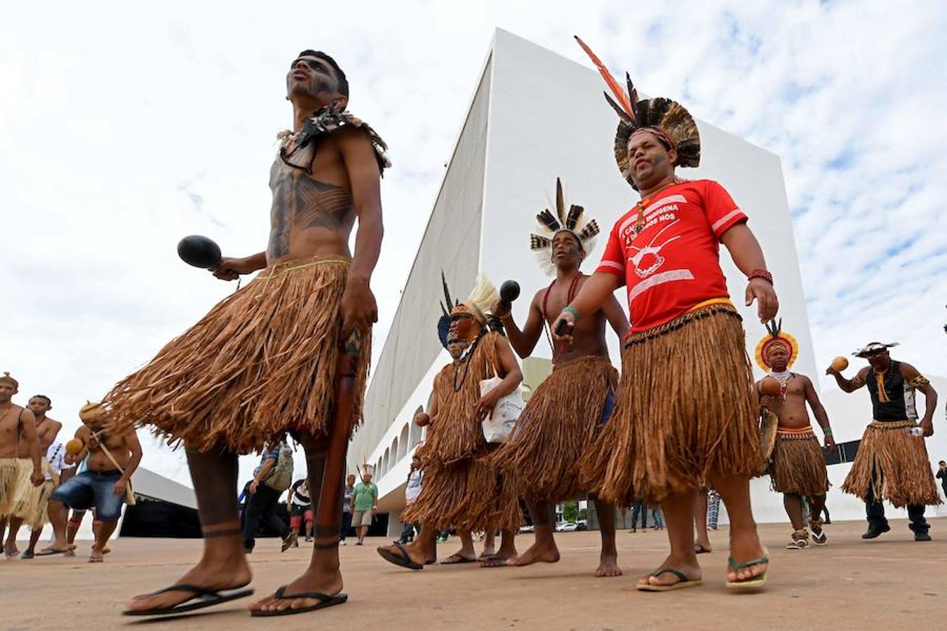 Indios brasileños protestan en favor de la demarcación de sus territorios este jueves en la Explanada de los Ministerios de la capital del país, Brasilia.