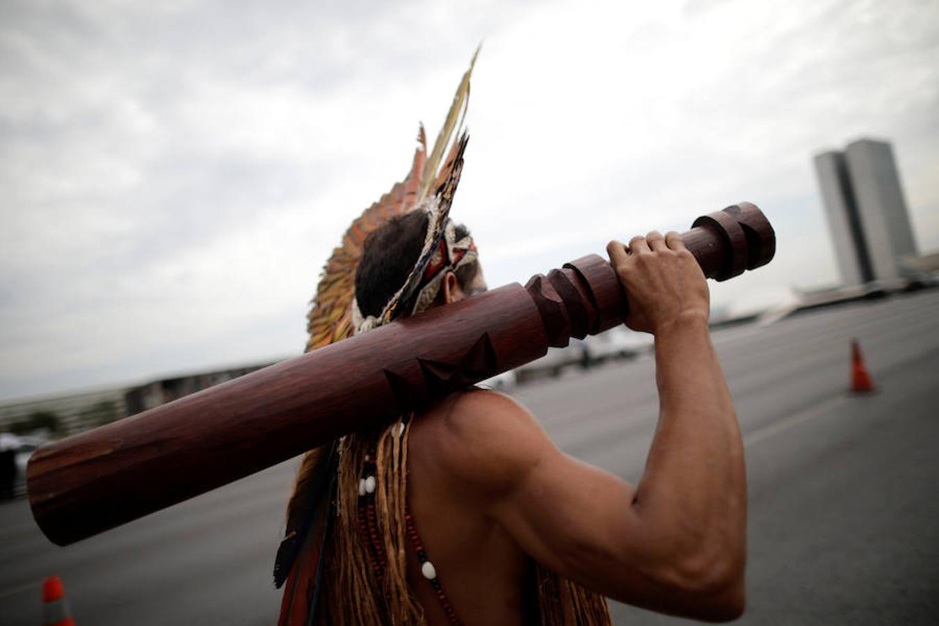 Indios brasileños protestan en favor de la demarcación de sus territorios este jueves en la Explanada de los Ministerios de la capital del país, Brasilia.